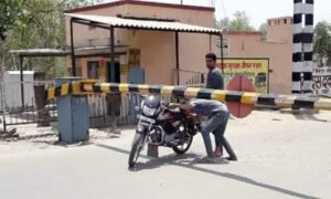 बाइक तिरछी कर रेलवे फाटक पार करने वालों की अब खैर नहीं Chhattisgarh Crimes
