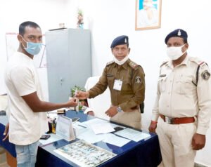 ऑनलाइन आर्डर कर धारदार चाकू मंगाने वाले युवक ने थाने पहुँच किया समर्पित, थाना प्रभारी ने कहा नहीं दर्ज करेंगे कोई अपराध Chhattisgarh Crimes