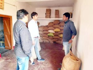 अवैध रूप से धान का भंडारण करने वाले 3 दुकानदारों से 119 कट्टा धान जब्त Chhattisgarh Crimes