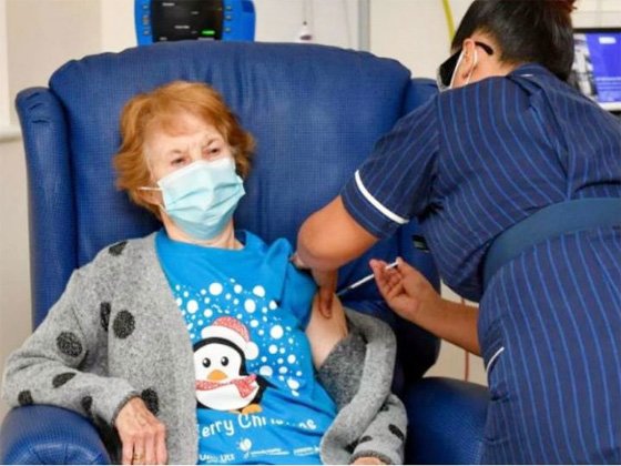 90 साल की माग्रेट कीनन को लगाई गई दुनिया की पहली फाइजर वैक्सीन Chhattisgarh Crimes