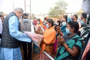 मुख्यमंत्री भूपेश बघेल ने श्रमवीरों का किया सम्मान, शाल और मिठाई भेंटकर दी नए साल की बधाई Chhattisgarh Crimes