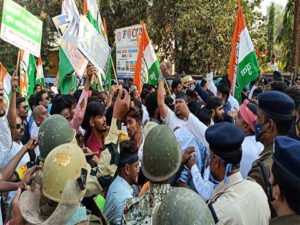 किसानों के समर्थन में प्रदर्शन: रमन सिंह को चूड़ी भेंट करने जा रहे युवा कांग्रेसियों को पुलिस ने रोका Chhattisgarh Crimes