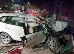 वीआईपी रोड में डिवाइडर से टकराई कार, एक की दर्दनाक मौत, 3 की हालत गंभीर Chhattisgarh Crimes