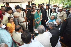 पाटन में 5 लोगों की मौत का मामला, बीजेपी नेताओं ने मृतकों के परिजनों को दी 1 लाख रुपए की सहायता राशि Chhattisgarh Crimes