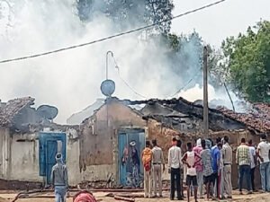 गैस सिलेंडर फटने से पूरा मकान खाक; 1 व्यक्ति झुलसा Chhattisgarh Crimes