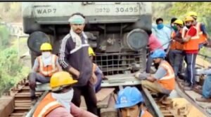 नक्सलियों ने की पैसेंजर ट्रेन डिरेल, जवानों ने रेस्क्यू कर निकाला Chhattisgarh Crimes