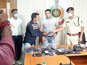 रायपुर सायबर सेल की टीम ने गुम हुए 50 नग मोबाईल को बरामद कर स्वामियों कोे सौंपा Chhattisgarh Crimes