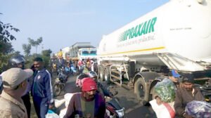 ट्रक ने प्रभारी प्राचार्य को कूचला, मौके पर दर्दनाक मौत, भतीजे की हालत गंभीर, आक्रोशित लोगों ने किया चक्काजाम Chhattisgarh Crimes