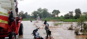 बेमौसम बारिश से जैतपूरी नाला उफान पर Chhattisgarh Crimes