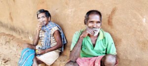 राजीव गांधी गोद ग्राम कुल्हाड़ीघाट पर मंडरा रहा है मानव तस्करों की काली छाया , बड़ी संख्या मे कमार जनजाति के ग्रामीणों ने कर गए पलायन Chhattisgarh Crimes