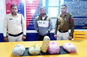 1 लाख के गांजे के साथ युवक गिरफ्तार, बाइक के सीट कव्हर में कर रहा था तस्करी Chhattisgarh Crimes