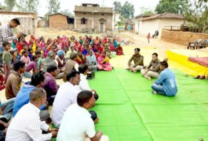 कोरबा एसपी भोजराम पटेल ने जमीन पर बैठकर सुनी ग्रामीणों की समस्या Chhattisgarh Crimes