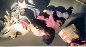 महासमुंद के तेंदूकोना बरेकेल में दर्दनाक सड़क हादसा, मां-बेटे समेत 4 लोगों की मौत Chhattisgarh Crimes