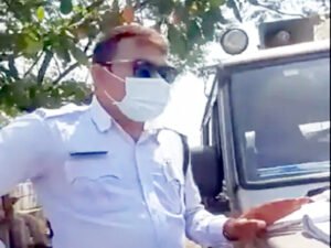 200 रुपए रिश्वत लेते पुलिस कांस्टेबल की तस्वीरें वायरल, SSP ने किया सस्पेंड Chhattisgarh Crimes