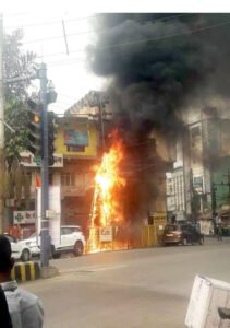 तात्यापारा में बिजली का ट्रांसफार्मर हुआ जलकर ख़ाक Chhattisgarh Crimes