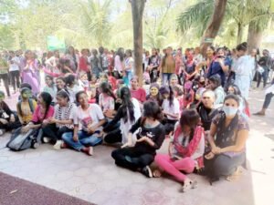 प्रिंसिपल और छात्राएं आमने-सामने, होली खेलने से मना करने पर कॉलेज में हुआ बवाल Chhattisgarh Crimes