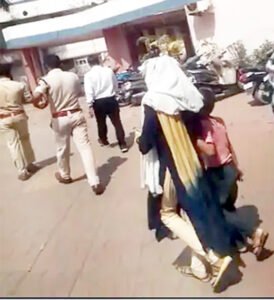 8 लाख रुपए के धोखाधड़ी मामले में महिला बैंक कर्मचारी गिरफ्तार Chhattisgarh Crimes