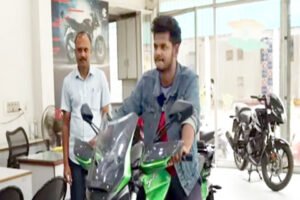 1 रु. के सिक्के जमा कर युवक ने 2.6 लाख की खरीदी ड्रीम बाइक, शोरूम में सिक्के गिनने में लगे 10 घंटे Chhattisgarh Crimes