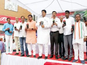 रायपुर में अब कार में डस्टबिन अनिवार्य, महापौर एजाज ने राहगीरों को बांटे डस्टबिन Chhattisgarh Crimes