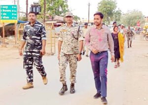 होली पर्व में शांति व्यवस्था बनाए रखने राजस्व एवं पुलिस विभाग की संयुक्त टीम ने निकाली फ्लैग मार्च Chhattisgarh Crimes