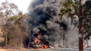 हाईवे पर पेट्रोल से भरा टैंकर पलटा, शॉर्ट सर्किट से लगी भीषण आग, ड्राइवर-क्लीनर ने कूदकर बचाई जान Chhattisgarh Crimes