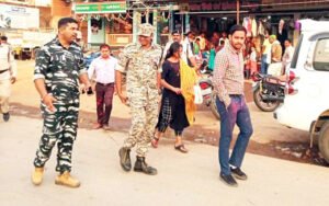 होली पर्व में शांति व्यवस्था बनाए रखने राजस्व एवं पुलिस विभाग की संयुक्त टीम ने निकाली फ्लैग मार्च Chhattisgarh Crimes