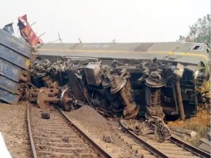 2 मालगाड़ियों में भीषण टक्कर : दोनों के 18 से ज्यादा डिब्बे पटरी से नीचे उतरे, कई ट्रेनों पर असर; ढाई घंटे से मुंबई-हावड़ा रूट प्रभावित Chhattisgarh Crimes