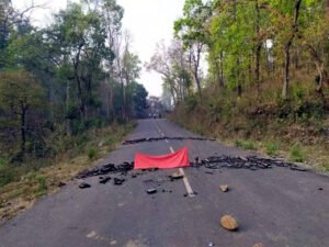 कलेक्टर के दौरे से पहले नक्सलियों ने खोदा रास्ता Chhattisgarh Crimes