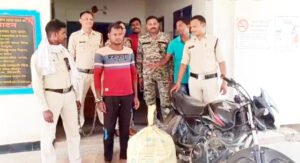 बाइक पर हो रही थी गांजे की तस्करी, पुलिस ने घेराबंदी कर पकड़ा Chhattisgarh Crimes