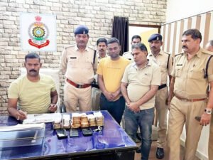 40 लाख की धोखाधड़ी करने वाले गिरफ्तार, 5 लाख कैश और स्कूटी जब्त Chhattisgarh Crimes