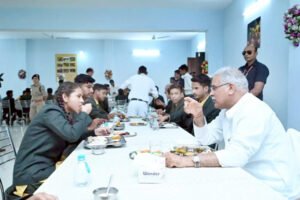 स्टूडेंट ने सीएम भूपेश बघेल से पूछा - आप कितने घंटे काम करते हैं सर? Chhattisgarh Crimes