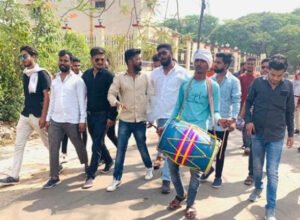 NSUI ने सांसद को जगाने बजाया ढोल, छत्तीसगढ़ की कई ट्रेनों को बंद करने को लेकर जताया विरोध Chhattisgarh Crimes