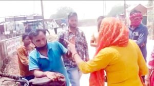 फिल्मों में काम दिलाने के बहाने करता था परेशान, लड़कियों ने बीच सड़क बरसाए थप्पड़-चप्पल Chhattisgarh Crimes