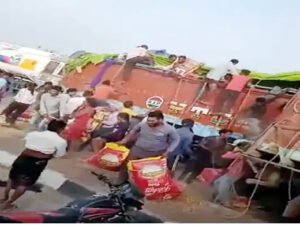 बिलासपुर में एक्सीडेंट के बाद 982 बोरी चना ले उड़े लोग; केस दर्ज Chhattisgarh Crimes