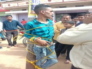 दुकान से चोरी करते रंगेहाथों पकड़ाया तो लोगों ने खंभे से बांधकर कर दी बेदम पिटाई Chhattisgarh Crimes