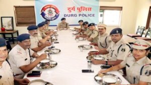 दुर्ग में पुलिस अधिकारियों ने खाई बासी, SP ने कहा- ‘गजब विटामिन भरे हुए हे छत्तीसगढ़ के बासी मा Chhattisgarh Crimes