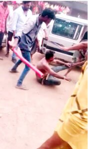 नशे के कारोबार का विरोध करने पर तस्करों ने युवक को बेरहमी से पीटा Chhattisgarh Crimes