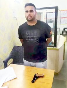 रायपुर एयरपोर्ट में पिस्टल की तस्करी करते युवक गिरफ्तार Chhattisgarh Crimes