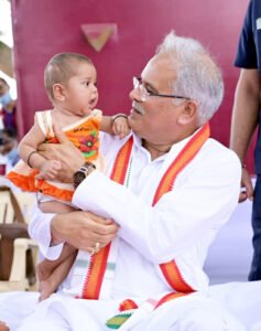 सीएम भूपेश बघेल ने बच्ची को गोद में उठा लिया, कुछ दिन पहले हुई है दिल का ऑपरेशन Chhattisgarh Crimes