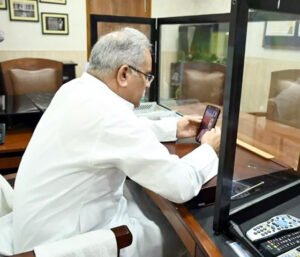 मुख्यमंत्री भूपेश बघेल ने बोरवेल में फंसे राहुल के माता-पिता से की बात Chhattisgarh Crimes