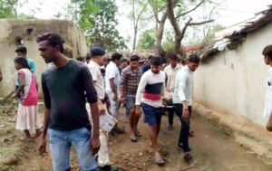 करंट की चपेट में आए एक ही परिवार के तीन लोग, मौके पर ही एक ने दम तोड़ा, 2 लोगों की स्थिति नाजुक Chhattisgarh Crimes