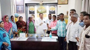 पंचायत प्रतिनिधियों सहित ग्रामीणों ने की संसदीय सचिव विनोद चंद्राकर से मुलाकात Chhattisgarh Crimes