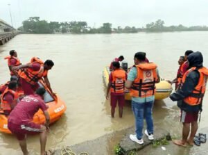 शिवनाथ नदी में कार सहित 5 लोग डूबे, 6 घंटे से तलाश जारी Chhattisgarh Crimes