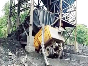 कोरबा के कोयला खदान में हादसा : बंकर अचानक ट्रेलर पर गिरा, दबने से एक कर्मचारी की मौत Chhattisgarh Crimes