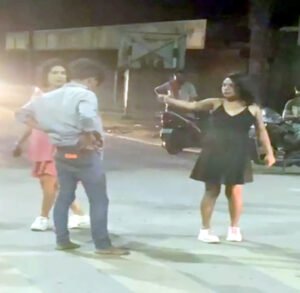 मनचले युवक को युवतियों ने बीच सड़क पर पीटा, वीडियो हुआ वायरल Chhattisgarh Crimes