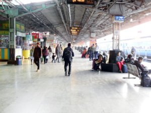 रेल यात्रियों की संख्या में जबरदस्त इजाफा, तीन महीनों में रेलवे की हुई डेढ़ करोड़ कमाई Chhattisgarh Crimes