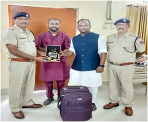 RPF ने ट्रेन में छूटे ट्राली बैग को सकुशल लौटाया, बैग में था 3.5 लाख रुपए के गहने Chhattisgarh Crimes