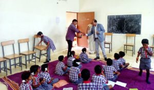 आवासीय विद्यालय पहुंच सहायक आयुक्त ने की कमार बच्चों से चर्चा Chhattisgarh Crimes