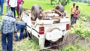 नवापारा से 10 किमी दूर डोंगीतराई के पास कार की ठोकर से हवा में उछलकर खेत में पलटी बोलेरो, एक की मौत, चार घायल Chhattisgarh Crimes