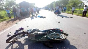 कार की टक्कर से दो बाइक सवार की मौत Chhattisgarh Crimes